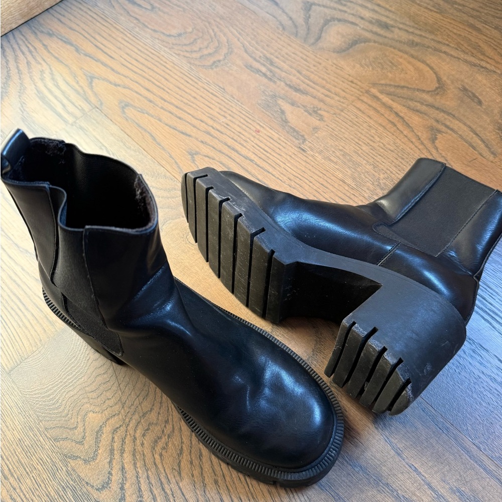 Barely used Mango Black Women's Ankle Boots in black leather. Size 40 or 9 US. - Picture 2 of 5